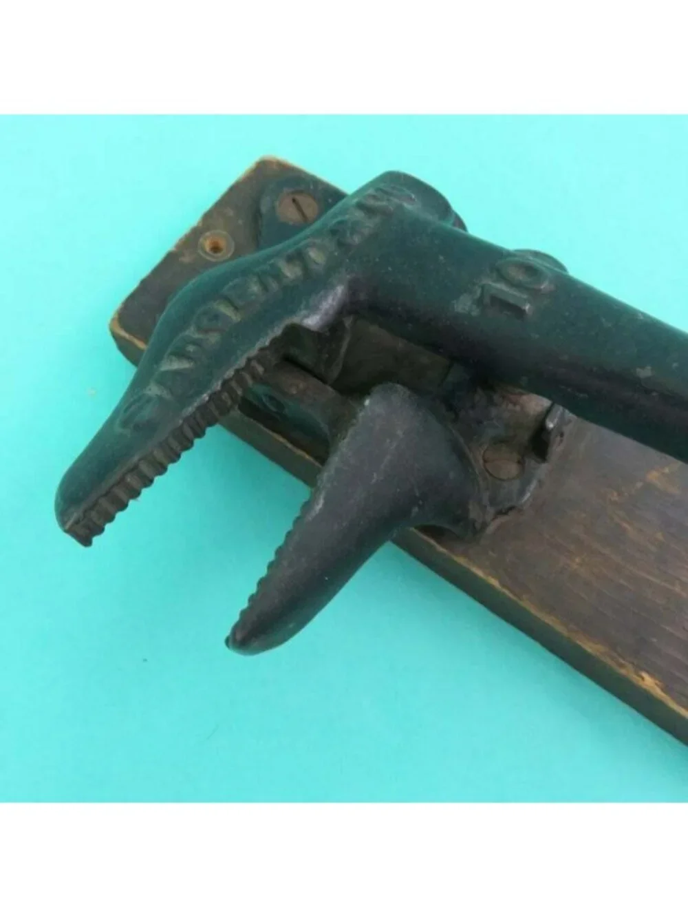 Sergent & Co #10 Wall Mounted Cork Puller Iron Spring Wine Spirits Cork Grip